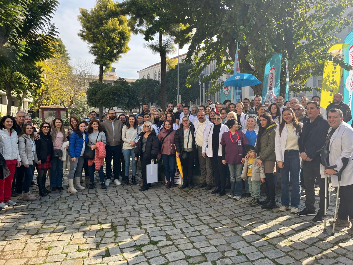 Eylemimizin ilk gününde İzmir Sağlık Platformu olarak İzmir İl Sağlık Müdürlüğü önünde bir araya geldik, basın açıklamamızı gerçekleştirdik. 💪🏻