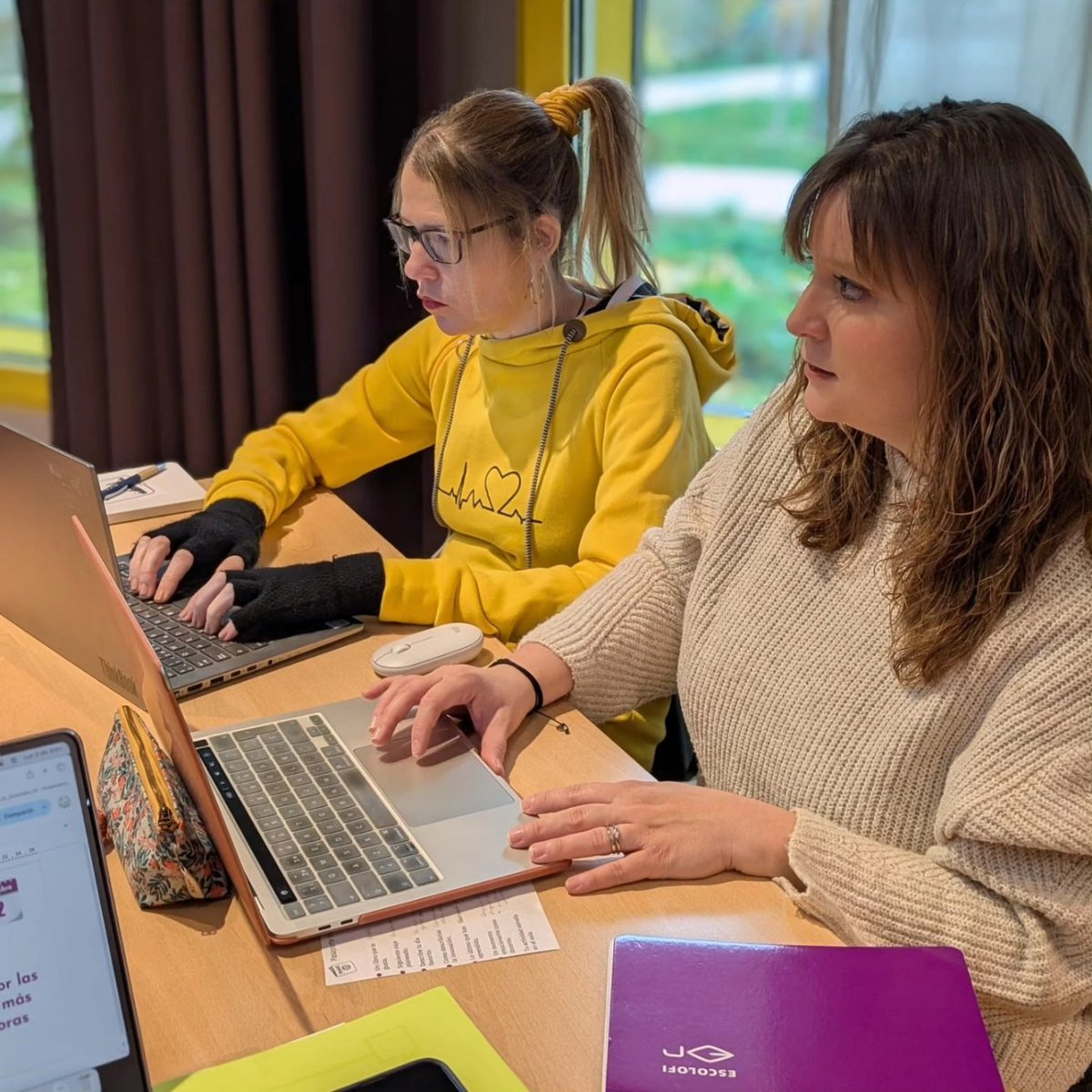 ErasmusMFortuny's tweet photo. Primer dia de formació a @escuela21org de la mà d'Alfredo Hernando a l'espai Gleis21 🇦🇹

🧠 Reflexionem sobre el significat d'innovar, considerant les escoles innovadores com a reflexe de la societat que tenim. 
#erasmusescuela21 #erasmusplus #sepie #innovacióeducativa
@sepie_gob https://t.co/zr3isG4hgG