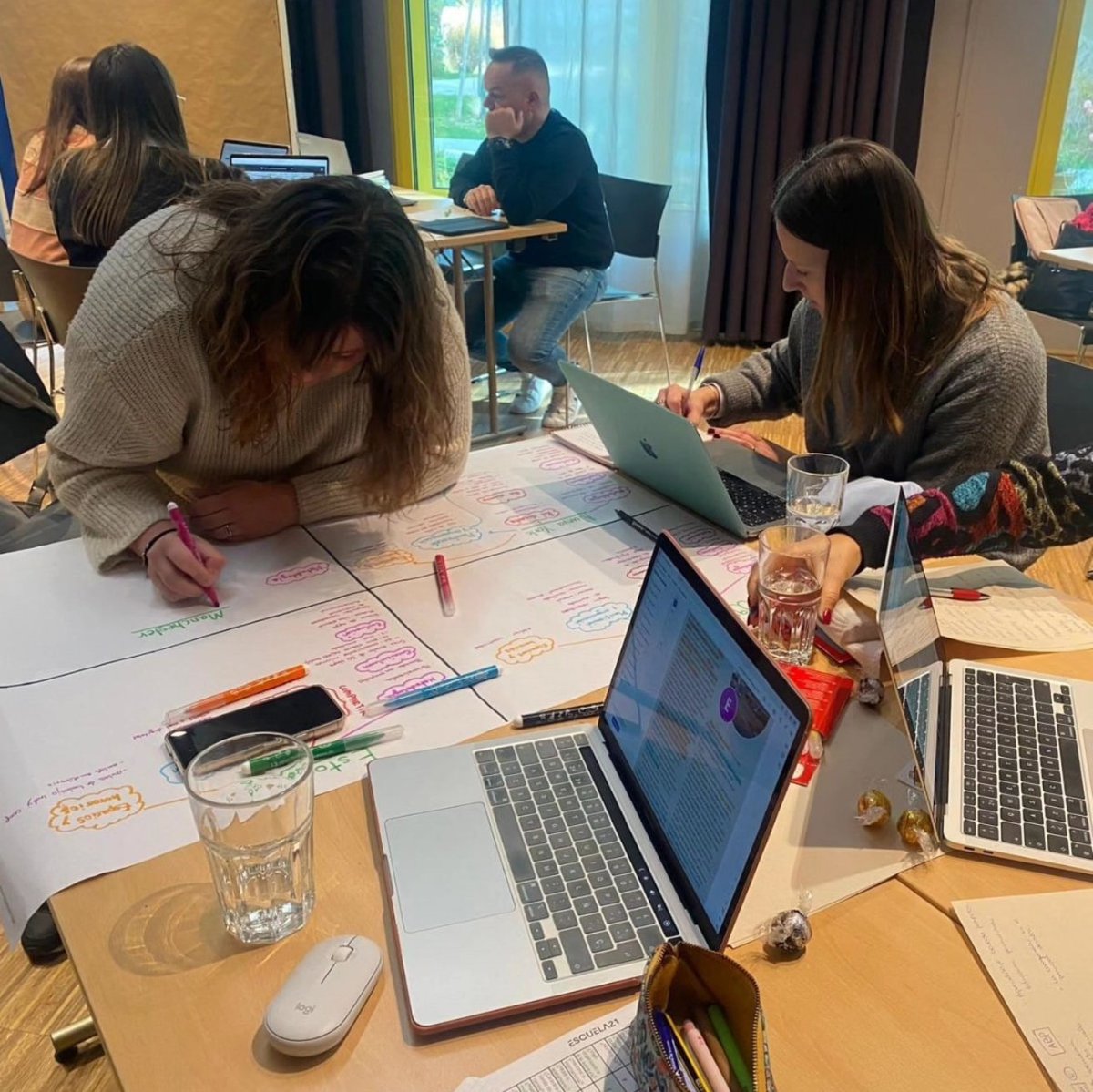 ErasmusMFortuny's tweet photo. Primer dia de formació a @escuela21org de la mà d'Alfredo Hernando a l'espai Gleis21 🇦🇹

🧠 Reflexionem sobre el significat d'innovar, considerant les escoles innovadores com a reflexe de la societat que tenim. 
#erasmusescuela21 #erasmusplus #sepie #innovacióeducativa
@sepie_gob https://t.co/zr3isG4hgG