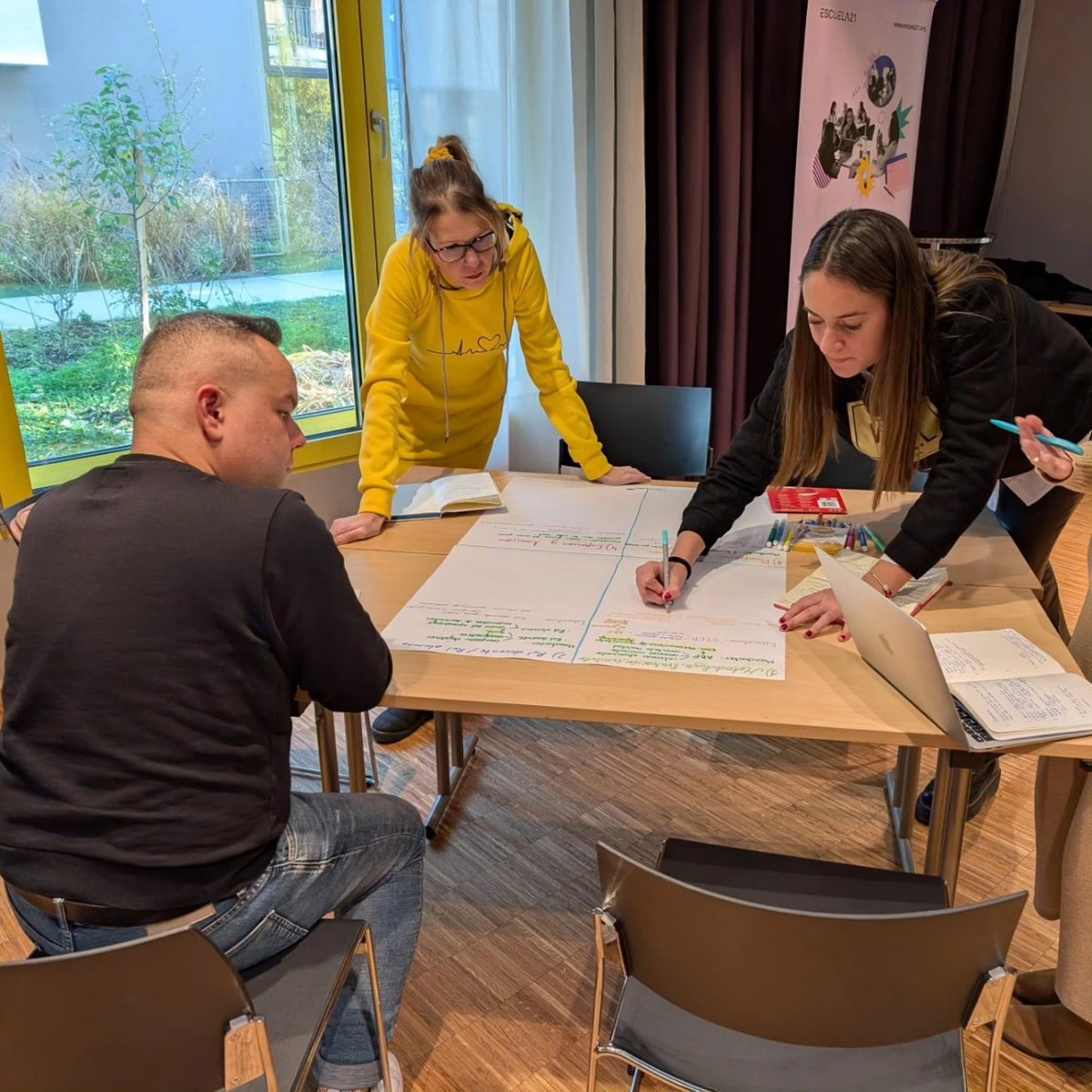 ErasmusMFortuny's tweet photo. Primer dia de formació a @escuela21org de la mà d'Alfredo Hernando a l'espai Gleis21 🇦🇹

🧠 Reflexionem sobre el significat d'innovar, considerant les escoles innovadores com a reflexe de la societat que tenim. 
#erasmusescuela21 #erasmusplus #sepie #innovacióeducativa
@sepie_gob https://t.co/zr3isG4hgG