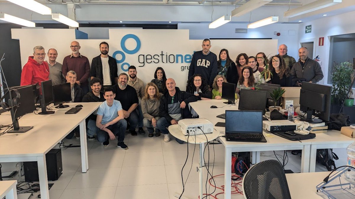 Visita de docentes de FP a nuestras instalaciones para conocer de cerca nuestras soluciones digitales, como simuladores empresariales, gemelos digitales interactivos y nuestra plataforma para selección y atracción de talento con gamificación, Identia. 
¡Un placer recibiros!