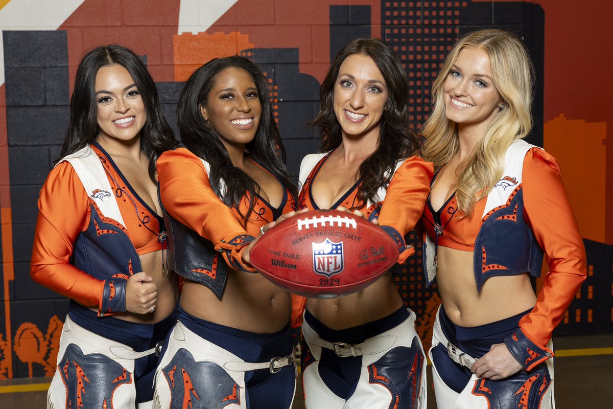 DBC_AlisonA's tweet photo. It’s Prime Time in the Mile High City! 🌃🏈

#CLEvsDEN #LetsGlowCO #MNF #PrimeTime #DBC2024 https://t.co/DWGWTQhrE7
