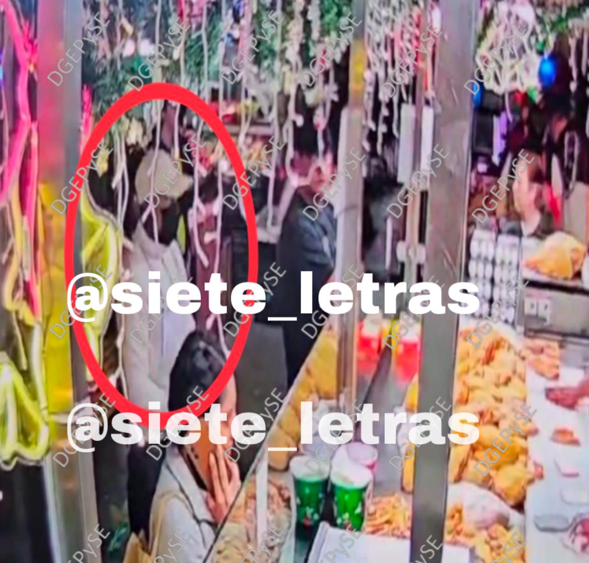 siete_letras's tweet photo. Matan a pollero por negarse a dejar liderazgo de comerciantes:

Paulino Morales había denunciado ante @FiscaliaCDMX que lo amenazaban, pero NO le hicieron caso. 

Era líder de AC de comerciantes del mercado Siglo XXI en @Alcaldia_Coy y lo mataron por quedarse con su puesto. https://t.co/2zV61HZJcP
