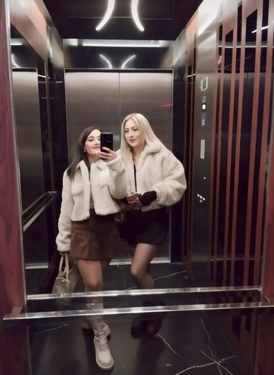 bilmiyorum seviyorum işte..

ya mesafelerin bir gizemi var işin içinde,
ya  da gülüp ağlamlarımız aynı ağırlıkta
                                                   aynı biçimde..
