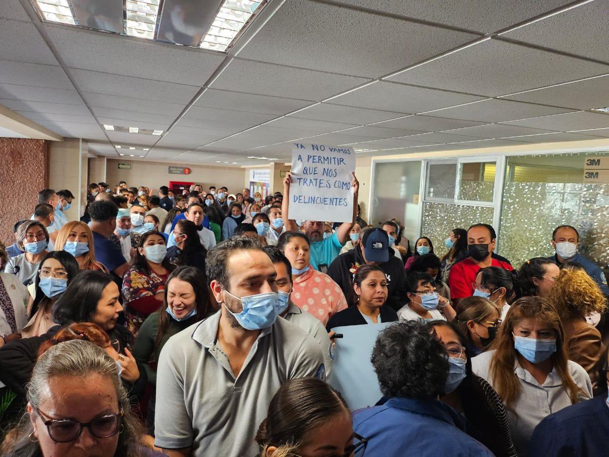 CarlosLoret's tweet photo. Protesta de trabajadores en  el Hospital Infantil Federico Gómez. Denuncian recortes en las raciones de comida, incluso, carencia  total de frijoles, tortillas y pan, situación que afecta a los trabajadores y pacientes del hospital. #AsíLasCosasConLoret @WRADIOMexico https://t.co/Z53K2TZqRJ
