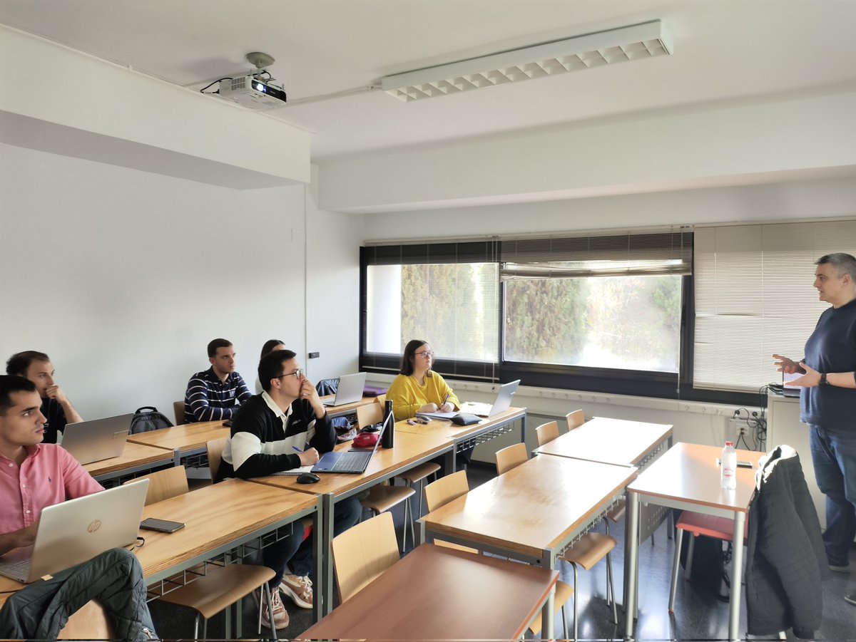 Hoy en <a href="/ManedMaster/">MANED-Master Analítica Negocios Entorno Digital</a> está <a href="/icaballeromr/">Ismael Caballero 💚</a>, experto🔝 en gobierno y gestión del dato y estándares UNE. "Tenéis q ser conscientes de la importancia del gobierno d datos para la empresa q ⬆️KPI" Son activo de negocio y activo TIC.
Estudiantes en aula y online disfrutan aprendiendo 😉👏🏻