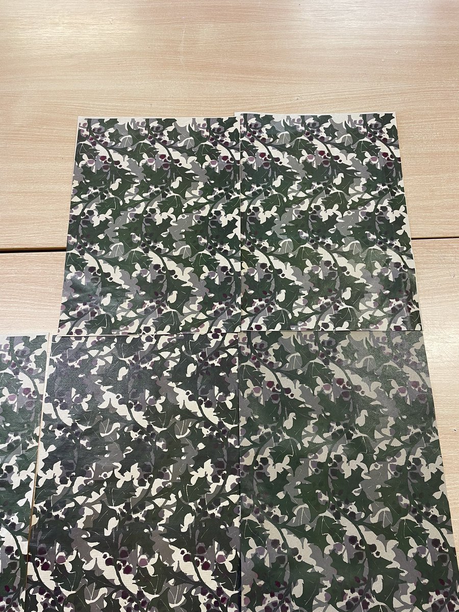 HMPalmerx's tweet image. Obsessed with creating my own repeated patterns lately. I start off creating a lino print and then transfer it to Photoshop. Now I’m printing it onto parcel paper to wrap my Christmas presents. So excited! 🎁🎄 #linoprint #repeatedpattern #art