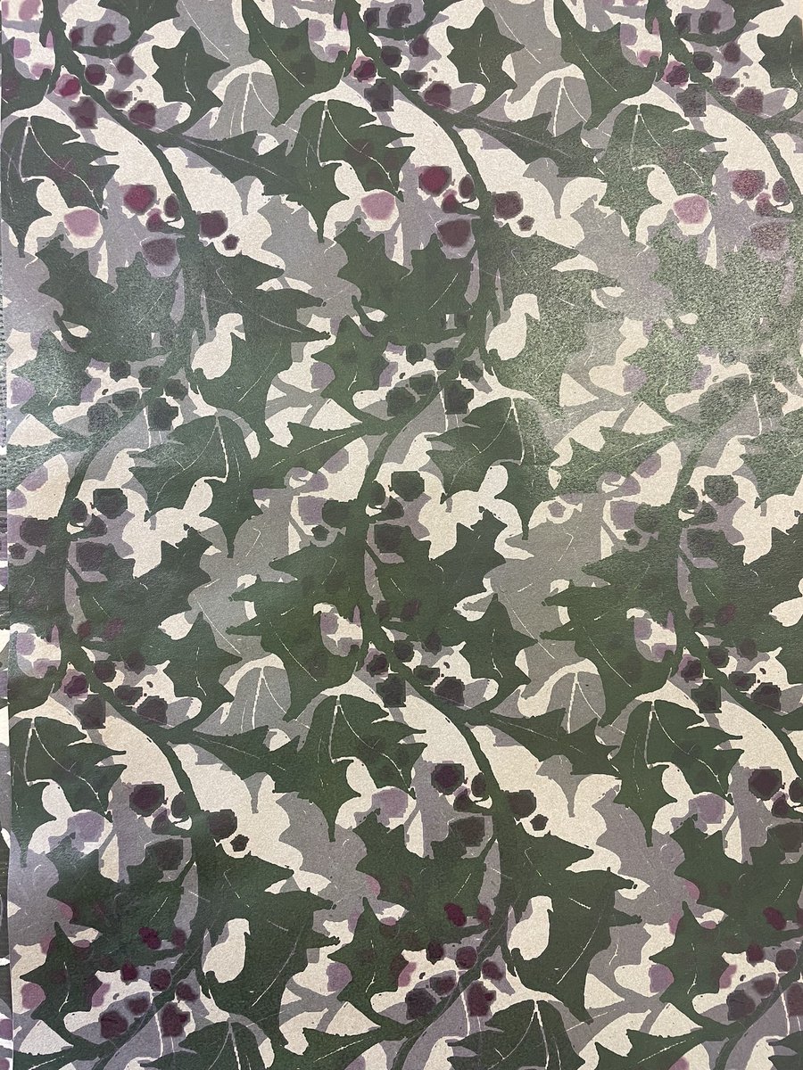 HMPalmerx's tweet image. Obsessed with creating my own repeated patterns lately. I start off creating a lino print and then transfer it to Photoshop. Now I’m printing it onto parcel paper to wrap my Christmas presents. So excited! 🎁🎄 #linoprint #repeatedpattern #art