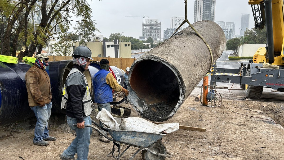 ayd_monterrey's tweet photo. #SantaCatarina y #GarcíaNL 💧 Se ha avanzado con el 𝗱𝗲𝘀𝗺𝗮𝗻𝘁𝗲𝗹𝗮𝗱𝗼 𝘆 𝗿𝗲𝘁𝗶𝗿𝗼 de la tubería de concreto de 48 pulgadas existente en las zonas de #LaHuasteca y #LaVid. 🚧👷🏼♂️ Seguiremos informando. https://t.co/OEFZ4fYaxX