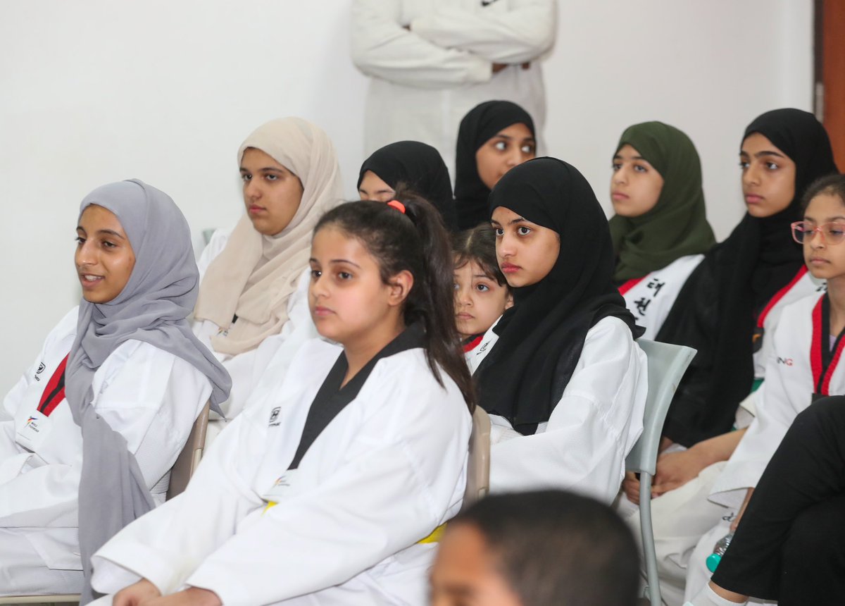 🥋 || نفذت إدارة الألعاب المختلفة بنادي #هجر ورشة عمل قانون وقواعد المنافسات في لعبة التايكوندو قدمها المدرب خالد البقيشي بحضور لاعبي ولاعبات اللعبة بالنادي .