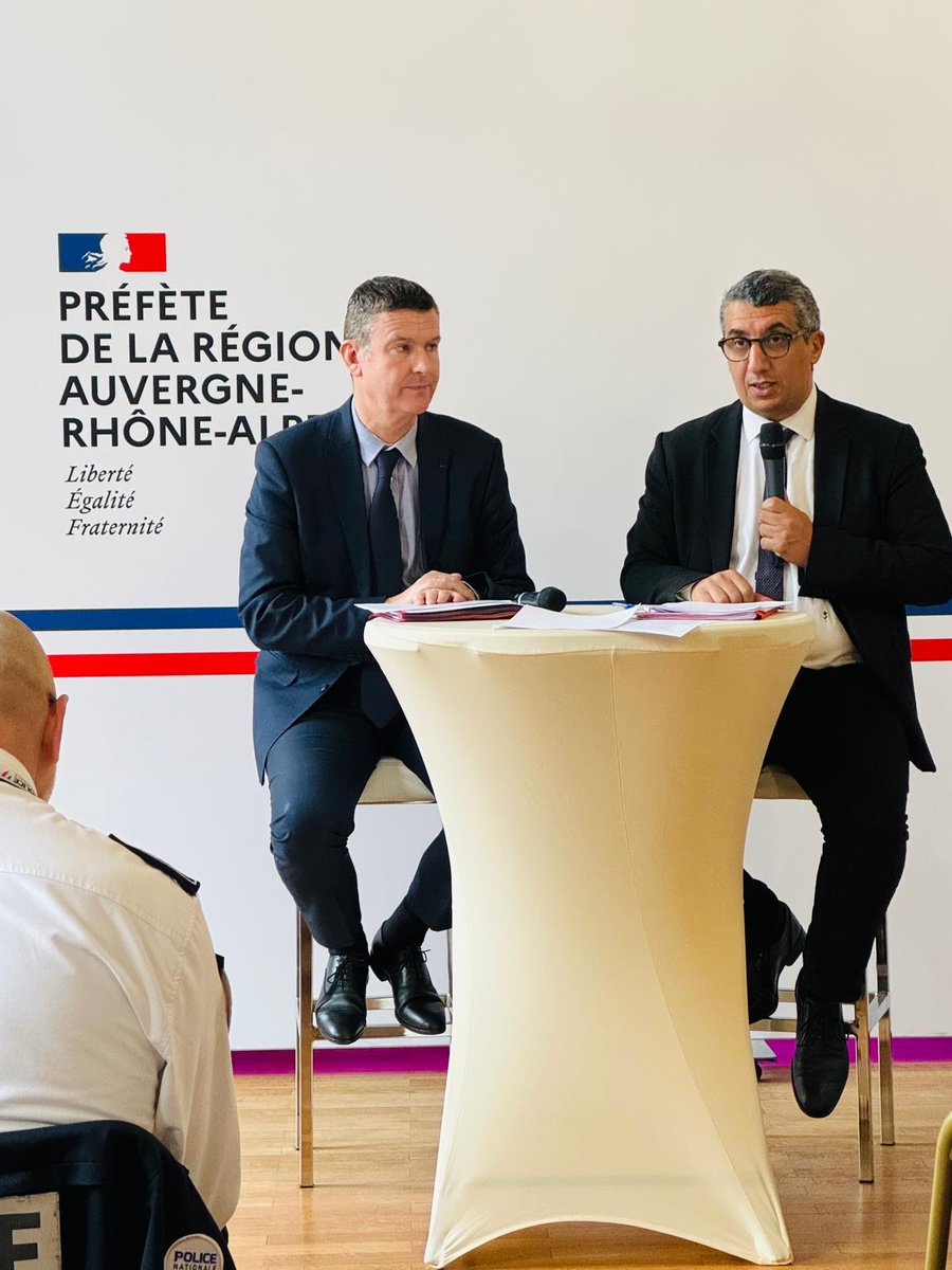 🇫🇷Pour que les 25 ans de la Fête des Lumières soient une réussite, des hommes et des femmes se mobilisent : policiers municipaux, nationaux, ASVP, agents de sécurité, pompiers et bien d’autres ! Merci à elles, à eux pour leur engagement au service de toutes et tous !🌟