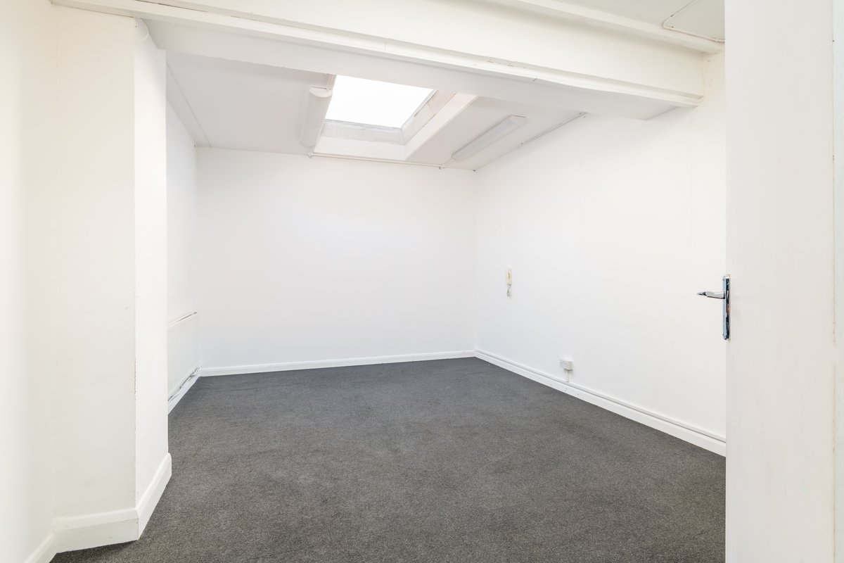 PallMallEstates's tweet photo. 📢 Unit 2 (2,050 sq. ft) of Brooklands Business Centre in #Slough, Berkshire, offers vacant #OfficeSpace ready to let within this well-established commercial area.

📌 Brooklands Business Centre is in a prominent location within easy reach of #WestLondon:

https://t.co/fuaP3QTPYP https://t.co/BYycKx3YoH