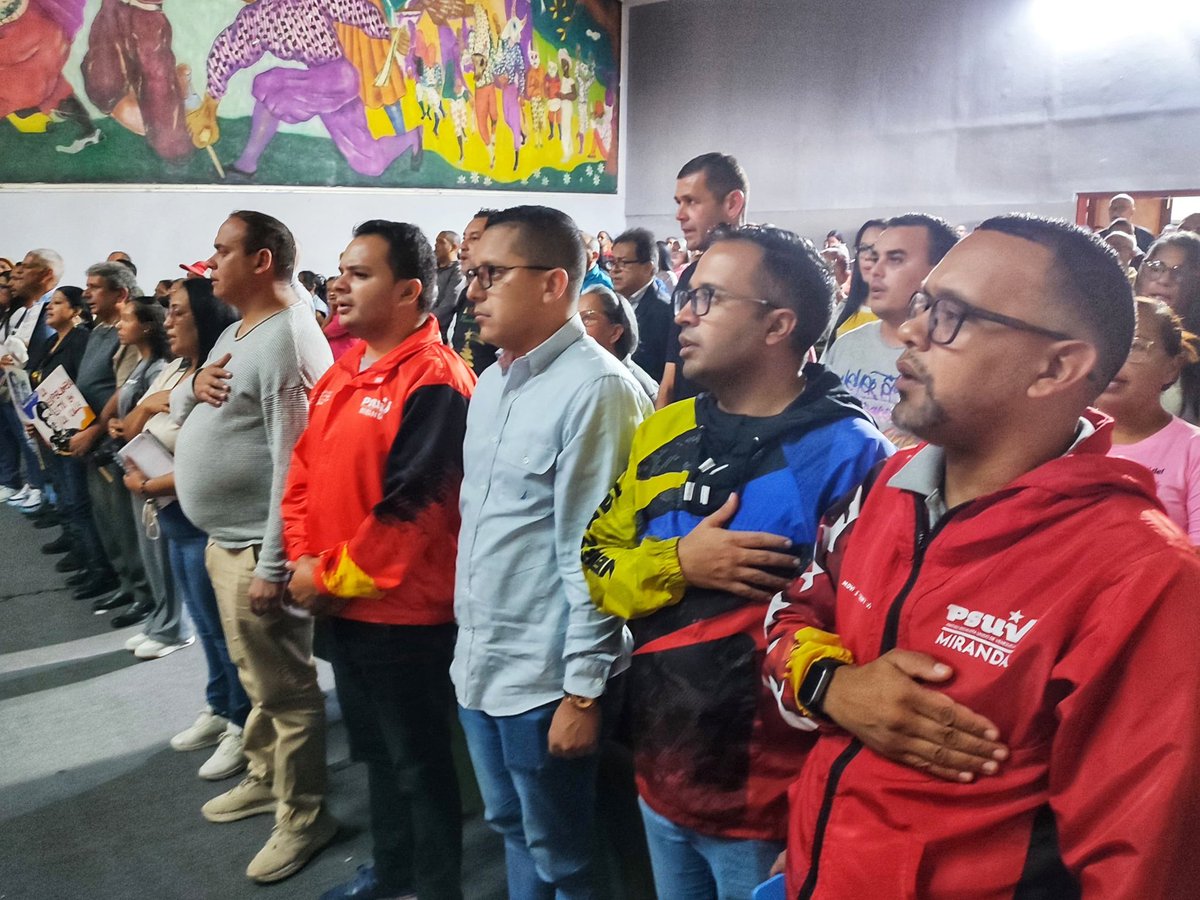 Minerva_perez10's tweet photo. Seguimos impulsando el Estado Comunal esta vez con la postulación de los Jueces y Juezas de Paz que serán elegidos desde los circuitos comunales de todo el país.

Al menos 15.400 personas para este proceso democrático qué se llevará a cabo en los próximos días. 🇻🇪 https://t.co/duDsjlscKL