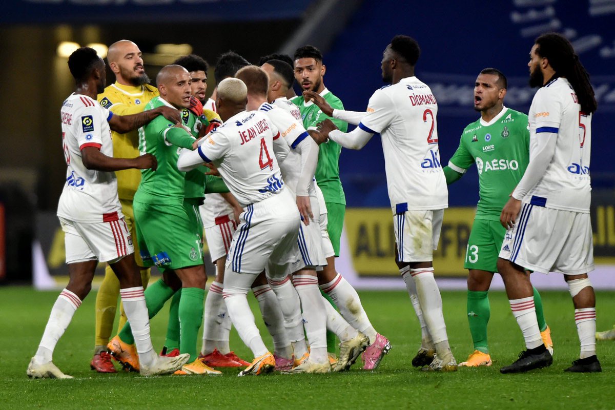 GuilDcqt's tweet photo. Les gens qui souhaitent la Ligue 2 à Lyon…

Faut pas déconner les amis, le championnat y perdrait énormément. 

C’est un club mythique, qui possède deux rivalités immenses avec des clubs français d’envergure et qui est, il faut le dire, très souvent présent dans des matchs cultes de notre championnat. 

Ajoutons cela la plâtrée de joueurs exceptionnels qu’ils sortent régulièrement. 

Chaque club son identité, ses qualités, ses défauts, mais personnellement je serai dégoûté de les voir en Ligue 2 et de ne plus les affronter.