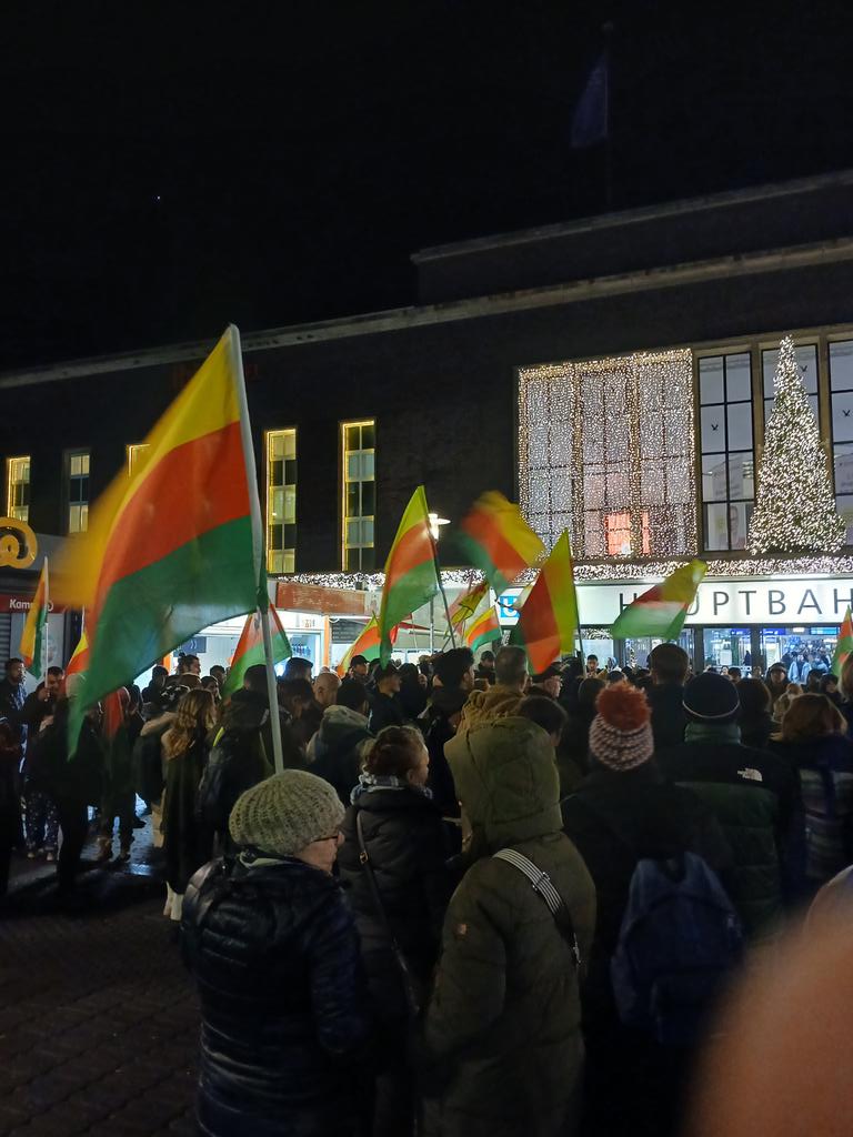 KoeAntifa161's tweet photo. #dus0212 eine kraftvolle kurdische Demmonstration.
Gestört hat die Fraktion #Klassenkampf.
Wurde aber direkt von den Teilnehmenden abgestellt.
Isoliert standen #rosa, #youngstruggle, #internationalejugend #revolutionärejugend, #mlkp etc herum.
1/2 https://t.co/MawvQvFSf3