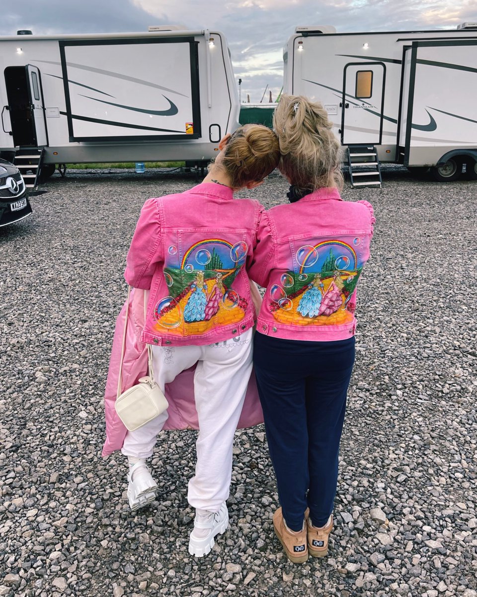 KChenoweth's tweet image. Leading my babygirl down the yellow brick road 🩷 
I surprised Ari with these jackets on set at @wickedmovie… a little physical memento of our “passing of the wand.” I’ll lead you down any road you let me, Ari. I’m so so proud of you baby. 🫧

Jackets painted by jananstudio &amp;amp;…