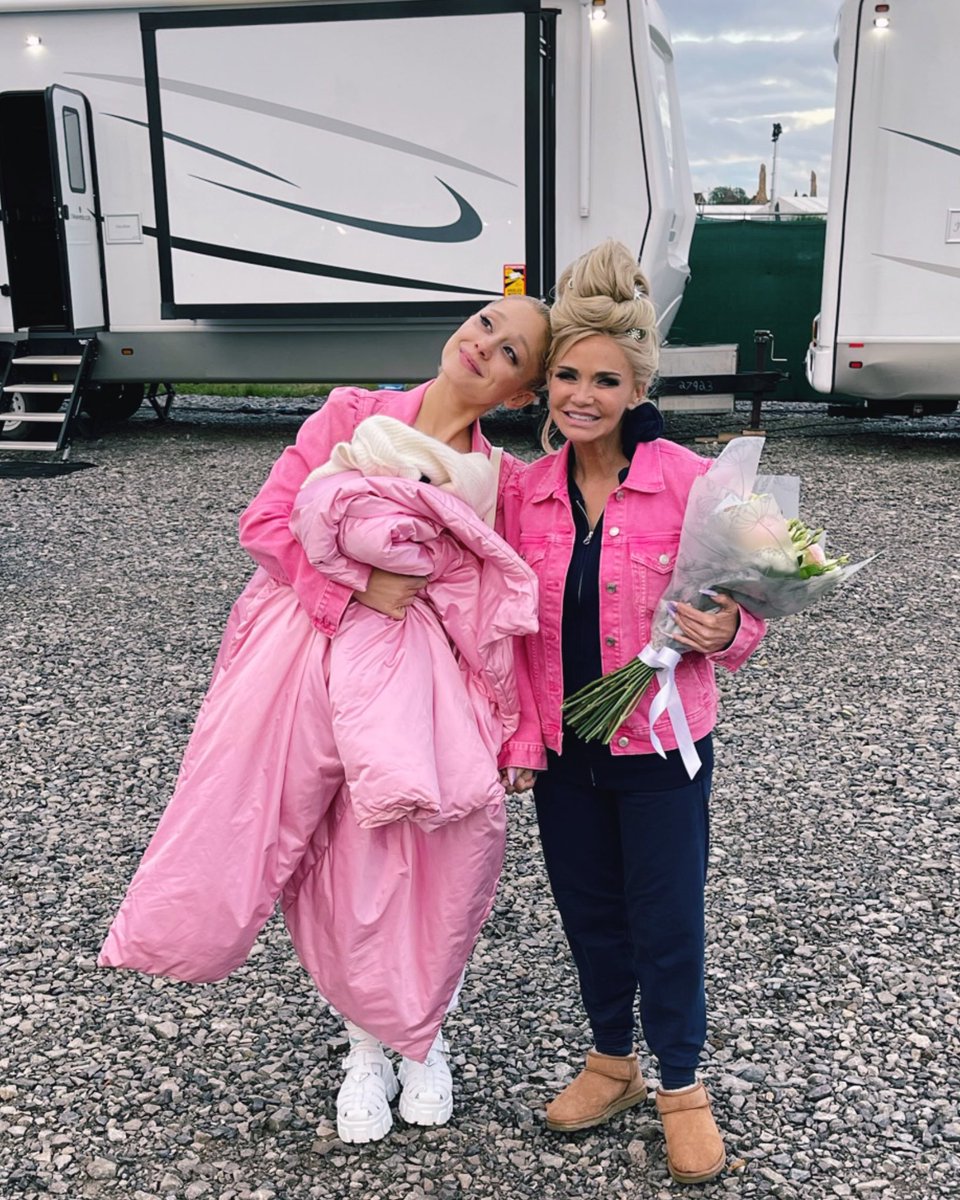 KChenoweth's tweet image. Leading my babygirl down the yellow brick road 🩷 
I surprised Ari with these jackets on set at @wickedmovie… a little physical memento of our “passing of the wand.” I’ll lead you down any road you let me, Ari. I’m so so proud of you baby. 🫧

Jackets painted by jananstudio &amp;amp;…