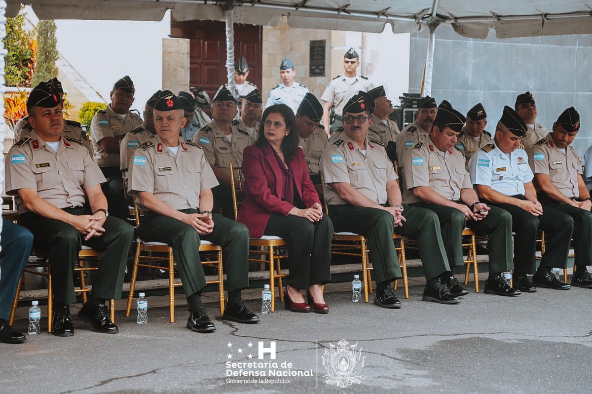 La Ministra de Defensa Nacional, <a href="/riximga/">Rixi Moncada</a> , junto al <a href="/JEMCFFAAH/">General de División Roosevelt Hernández Aguilar</a> , General Roosevelt Hernández, y la Junta de Comandantes de las <a href="/FFAAHN/">Fuerzas Armadas de Honduras</a> , dieron inicio a la jornada de labores del último mes del año, con la que se culminan las actividades y operaciones de la institución militar.