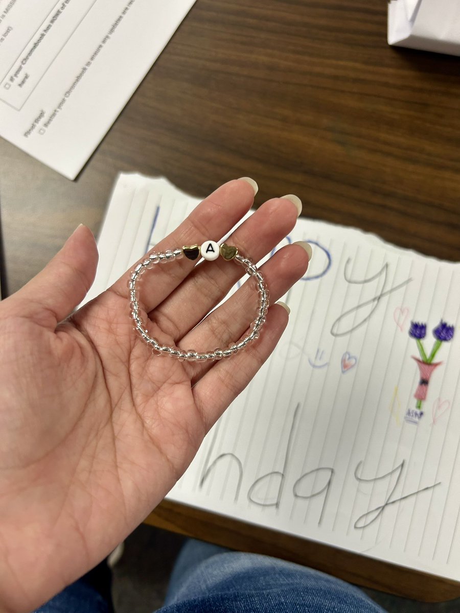 MsAguilar_SS's tweet photo. One of my students surprised me and made me the cutest bracelet ever ♥️ https://t.co/n3oS8bIfRa