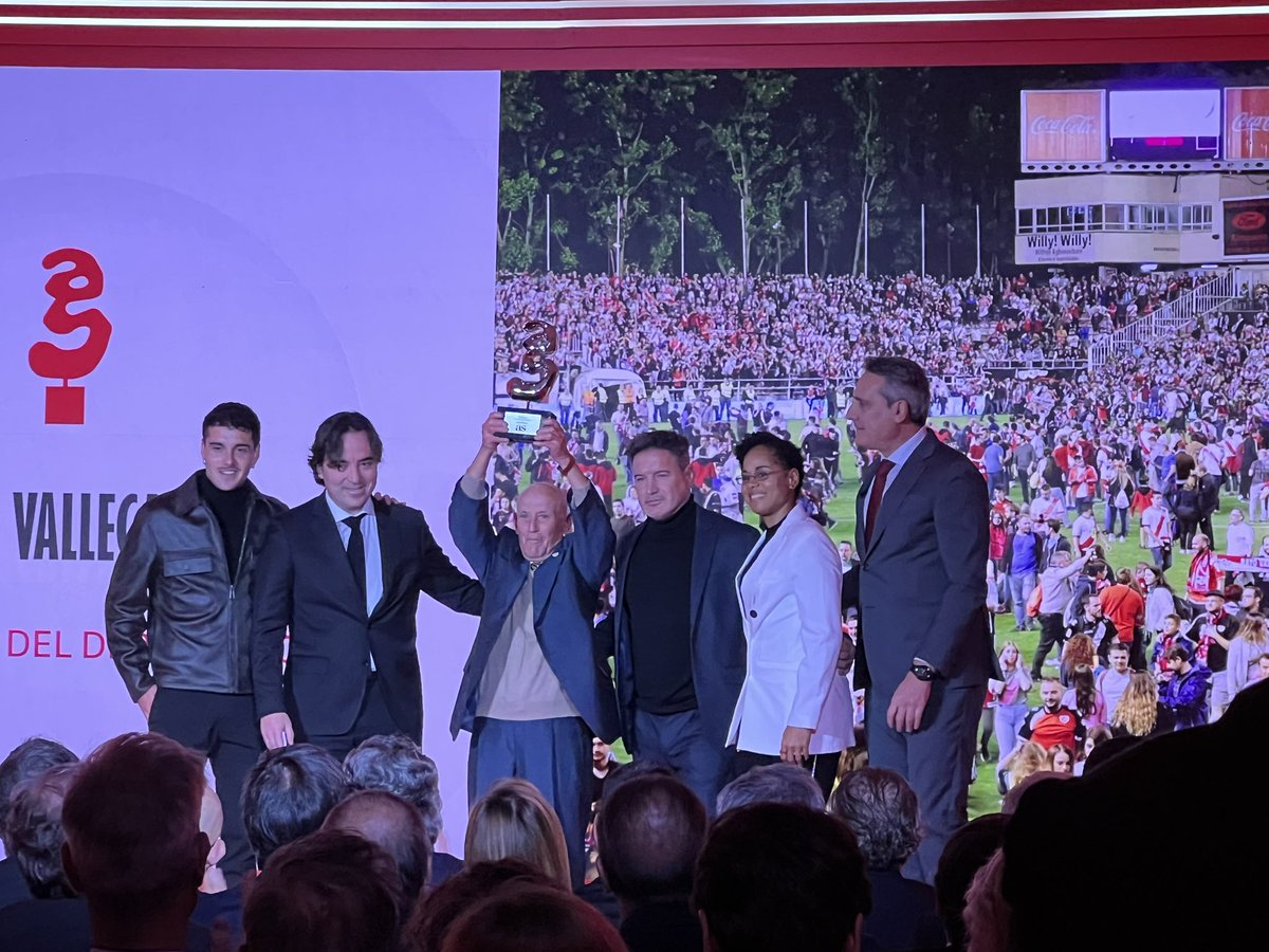 PRISA's tweet photo. El @RayoVallecano recibe un Premio AS del Deporte 2024.

👉 Lo recogen @RaulMastinPresa, Jesús Diego Cota, @BohoSayo, Rafael Garrido, Sergio Camello y Pedro Díaz

👉 Lo entrega José Antonio Montero, director de relaciones institucionales de @LaLiga 

#PremiosAS2024 https://t.co/5a2IvcIsH7