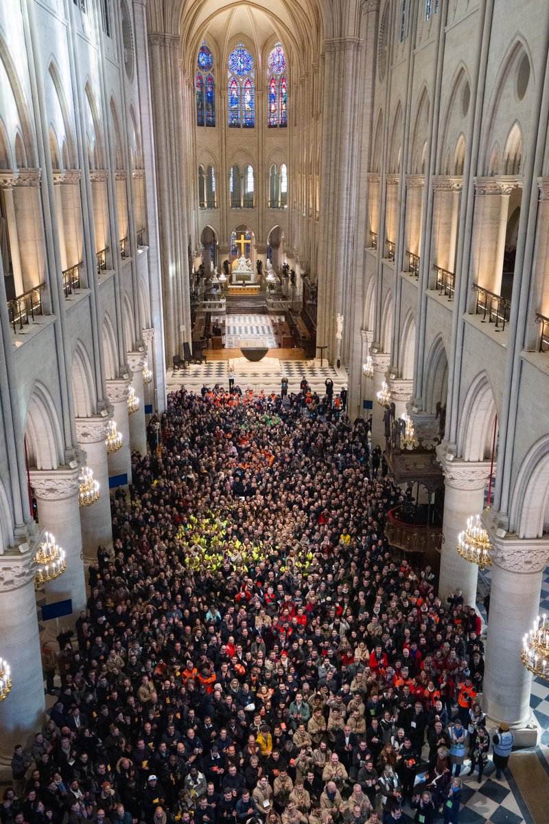 Paris'teki Notre-Dame Katedrali'nin beş yıllık restorasyonunda emek harcayan tüm işçilerin fotoğrafı.