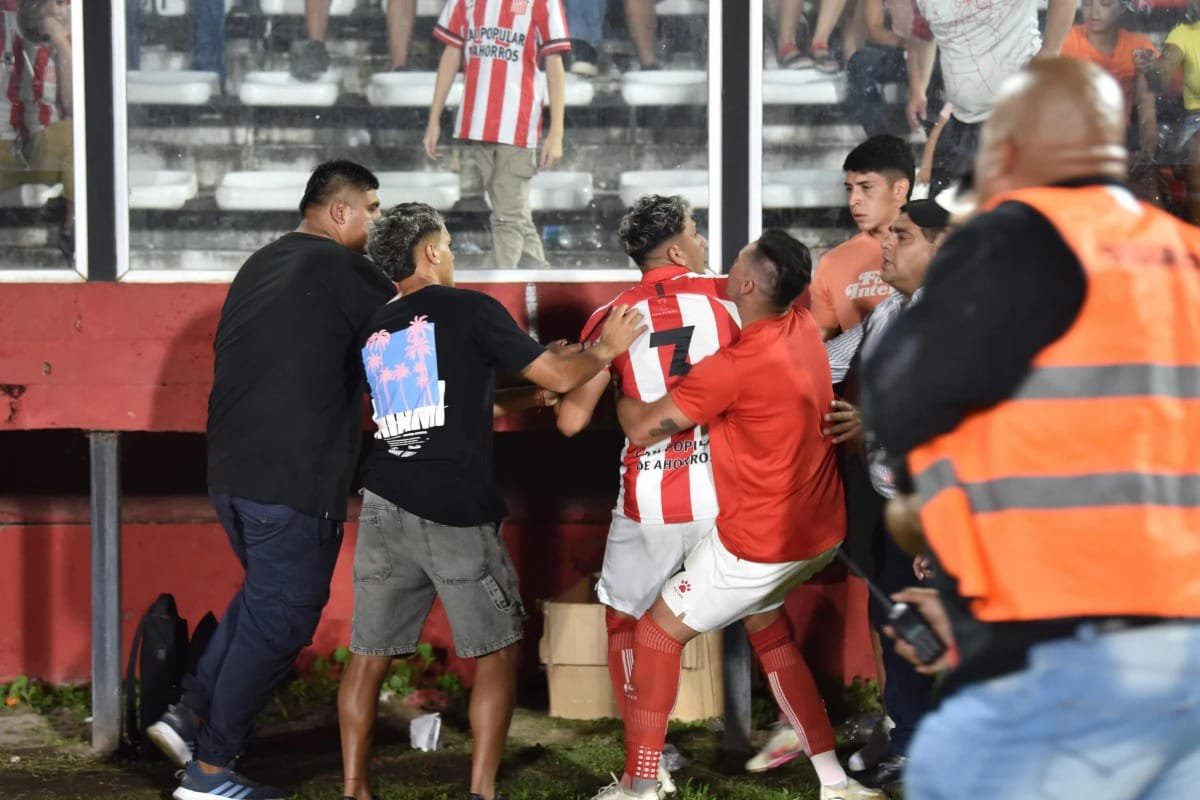Hasta maxi martinez tiene un ascenso y se fue con cabeza gacha y vos que no ganaste nada te haces el puteador, encima que cobras de la nuestra y te "lesionas" en las importantes. 
<a href="/TucuDiarte/">Lucas Diarte</a> hacete culia vos y los otros 22 jugadores.
