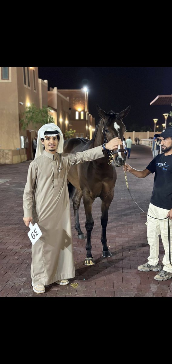 almedan8's tweet photo. المالك ورجل الاعمال محمد السلطة للميدان🧲 

-هدفنا الاكبر كاس السعودية  متسلحين بعبارة لا مستحيل على السعودين  🇸🇦  وهي العبارة الراسخة لقائدنا الملهم وعراب الرؤية سمو سيدي ولي العهد💚⌛️🇸🇦 

-الفرق شاسع بين العقار وسباقات الخيل🧲٠❗️ 

-بدايتنا الفعلية يحددها صقر المدربين وخيارات الشراء لدينا متعددة 🟩

الرياض/ الميدان 🔴🧲🔴 

اعرب المالك ورجل الاعمال المعروف محمد بن ناصر السلطة عن سعادته الغامرة بدخوله معترك سباقات الخيل والفرسان كونها رياضة الاباء 🐎 والاجداد  و  مورثنا الحقيقي والكبير  المتجذر الأصول في جزيرة العرب منذ امد السنين    و.من قبل ابنائها في السعودية العظمى مشيراً  الى ان هذه الرياضة تعزز جانب اصالتنا وحبنا لها منذ الصغر ♥️💙💚
وكونه من رجال العقار المرموقين اوضح ابو ناصر الى ان الفرق مابين العقار والخيل  فرق شاسع كون العقار تجارة واستثمار وان اي شخص بأمكانه الاستثمار في العقار بينما في الخيل وسباقاتها فان الأمر يتطلب صفات الحب والشغف والهواية كونه شرط أساسي وأن اغلب ملاك الخيل يبحثون عنه بشكل رئيسي     وكهدف أول ليأتي الأستثمار فيما بعد كخطوة ثانية🧲👌🏽🧲
وعن البداية الفعلية لمشاركاته في سباقات كر وفر بين ابو ناصر الذي اختار مسمى اسطبل(السلطة) لشعاره الجديد الى ان هذا الامر يعود الى المدرب القدير نايف بن صقر العطاوي والذي وقع عليه الاختيار بشكل مباشر
نظراً لخبرته الطويلة في هذا المجال وانجازاته المتعددة والكبيرة على مدى العقود الماضية 

وعن استراتيجية اسطبل(السلطة) المقبلة في عالم سباقات السرعة اكد رجل الاعمال الشهير  الى ان التركيز يبدى من تأسيس قاعدة صلبة للمهور العسايف لتأتي بعدها الخيارات المتعددة
في شراء جياد على الفنش وذلك وفق خيارات مدرب الأسطبل ٠🐎🟩🧲
وعن ماهية المنافسة مستقبلاًوخصوصاً كأس السعودية اكد محمد السلطة   في ختام تصربحه للميدان🧲🧲🧲🧲🧲🧲🧲   الى ان المنافسة متاحة للجميع لهذه البطولة العالمية والتي تحمل اغلى جائزة في العالم🌐🎠٠🇸🇦⌛️
مشدداً على ان العزيمة موجودة وبشكل كبير وكذلك الطموح عالي ولايوجد في سباقات الفروسية (مستحيل على السعودين) وهي العبارة المجلجلة والراسخة التي اطلقها قائدنا الملهم وعراب الروئية سمو سيدي ولي العهد الامير محمد بن سلمان حفظه الله💚🧲💚
مؤكداً في هذا السياق الى ان جميع البطولات الفروسية الكبرى جميعها غالية على المجتمع والوسط الفروسي وان كاس السعودية🇸🇦 تبقى⌛️هي الهدف الاكبر والاسمى لكبار ملاك الخيل في العالم🌐  مبيناً الى ان هذا مايسعى اليه     في السنوات المقبلةو مشدداً على ان الهدف الاكبر المنشود  والطموح العالي الكبير هو💚 السلام والتشرف بمصافحة سمو سيدي ولي العهد حفظه الله كونه الهدف الاساسي والغاية السامية✅️⌛️🇸🇦💚🧲