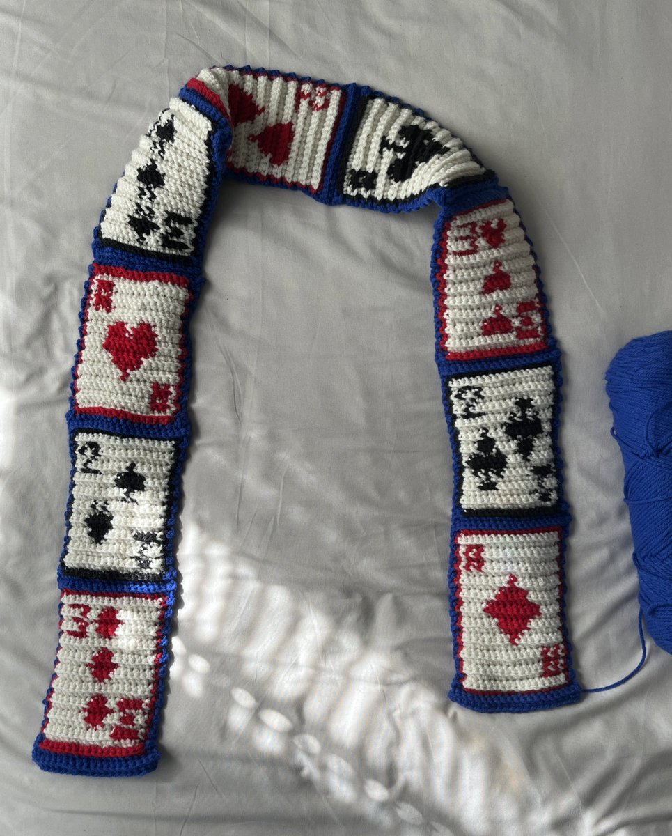 billedabear's tweet photo. everyone’s getting a scarf for christmas https://t.co/oO9AlQGROn