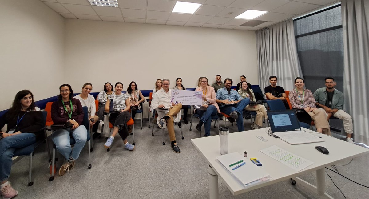 Momento precioso con Asociación “La Luz” por su donativo para nuestra investigación en Terapia CAR 🧬🔭🧫que desarrollamos en <a href="/ibis_sevilla/">IBiS</a> y <a href="/HematoHUVR/">Hematología HUVRocío</a>. Muchísimas gracias por vuestro cariño y apoyo! No sabéis  el empuje que nos dan para seguir luchando contra el cáncer! ❤️🥰