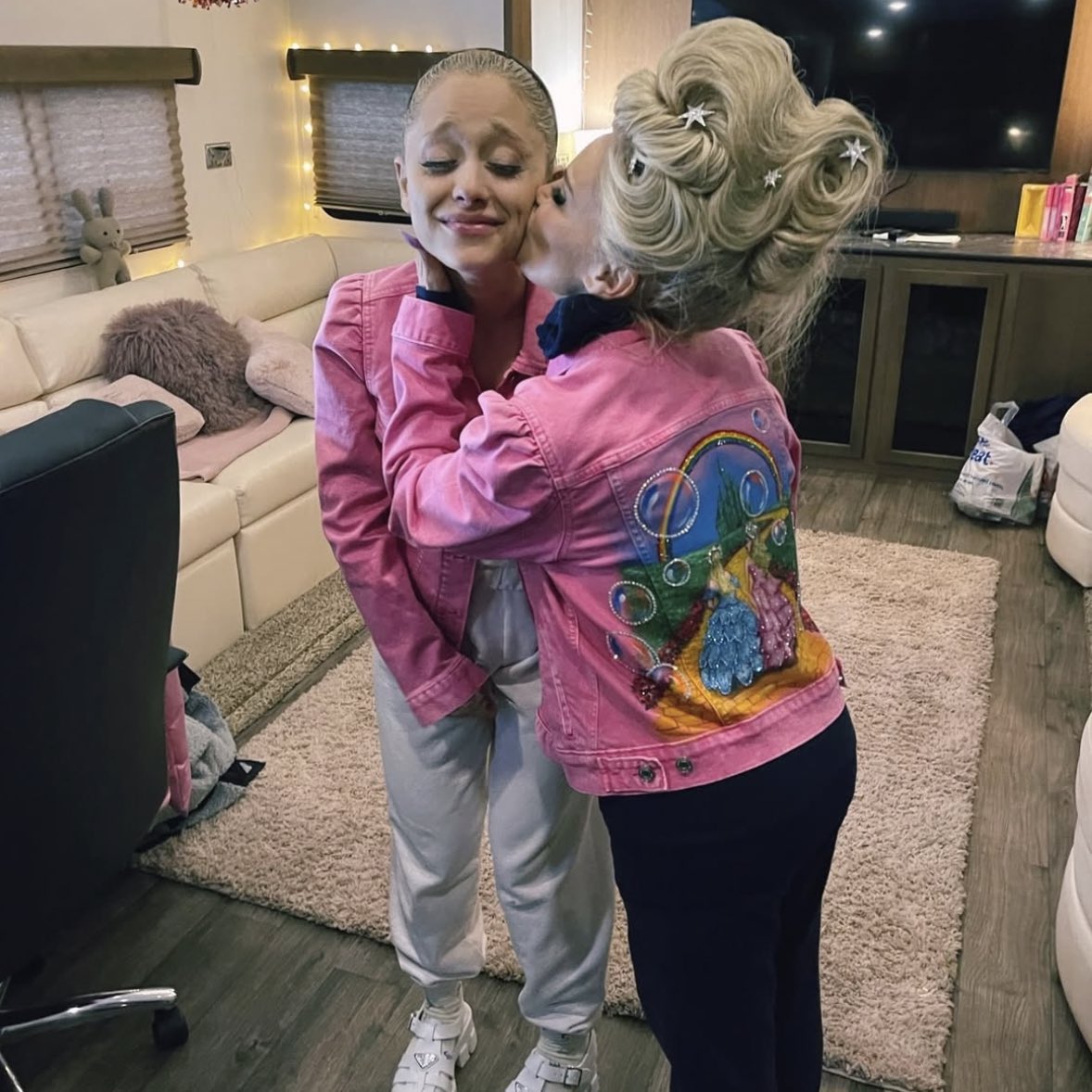 PopCrave's tweet photo. Kristin Chenoweth reveals she surprised Ariana Grande with a custom Glinda jacket on the set of ‘Wicked’:

“a little physical memento of our ‘passing of the wand.’ I’ll lead you down any road you let me, Ari.” https://t.co/S60JKvYtzm