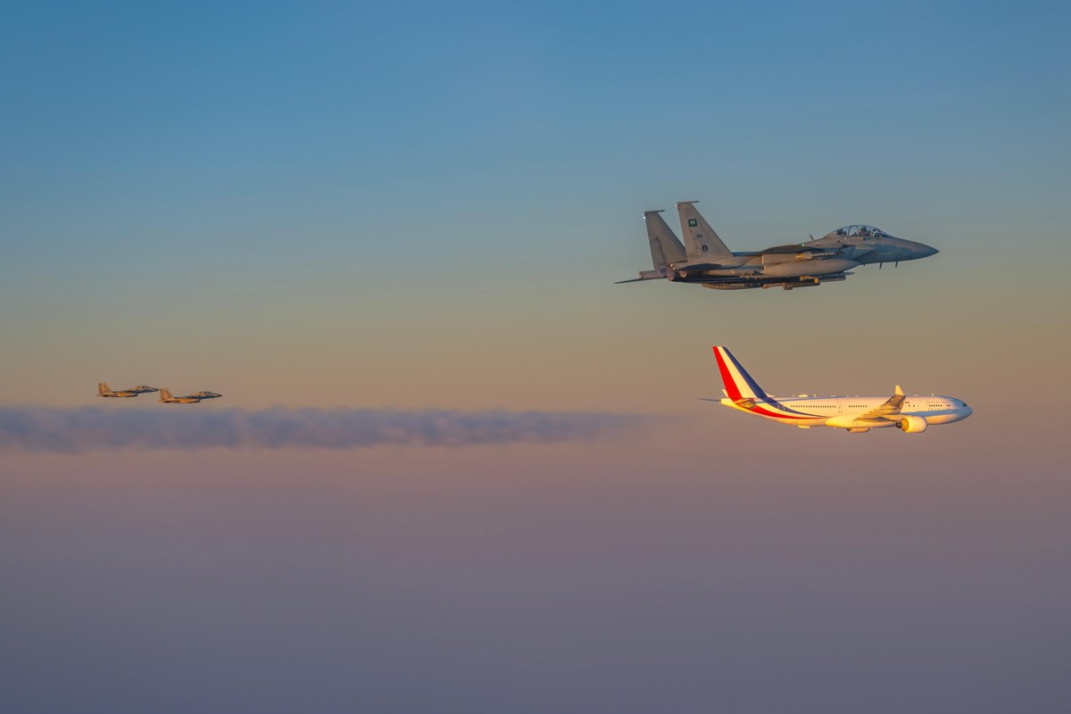 <a href="/EmmanuelMacron/">Emmanuel Macron</a> <a href="/alekhbariyatv/">قناة الإخبارية</a> #PHOTOS: A group of Royal Saudi Air Force aircraft escort plane of #France's President <a href="/EmmanuelMacron/">Emmanuel Macron</a>
in #SaudiArabia’s airspace, until its arrival at King Khalid International Airport, as the French leader arrived for a state visit arab.news/rtkws