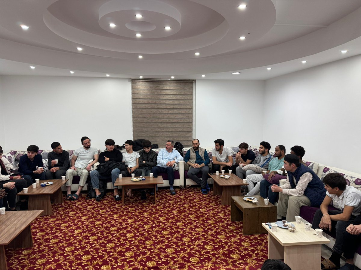 Köroğlu Uluslararası Öğrenciler Derneği Başkanı Seyit Ali Aydın ve yönetimi, TÜGVA Akşemseddin Yurdu’muzda barınan uluslararası öğrencilerimizle bir araya geldi.

Öğrencilerimizin deneyimleri, ihtiyaçları ve yeni projeler üzerine verimli bir sohbet gerçekleştirdik. 🤝

#TügvaBolu