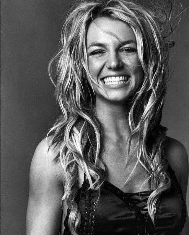 britbritsslave's tweet photo. happy birthday to this gorgeous queen ✨ #HappyBirthdayBritneySpears https://t.co/s1PqPlbkJs