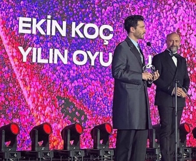 ekocthinker's tweet photo. —Ekin won the Actor of the Year award at the GQ Men of the Year 2024, so well deserved🥹🖤

#ekinkoç https://t.co/FvUKyF81bO