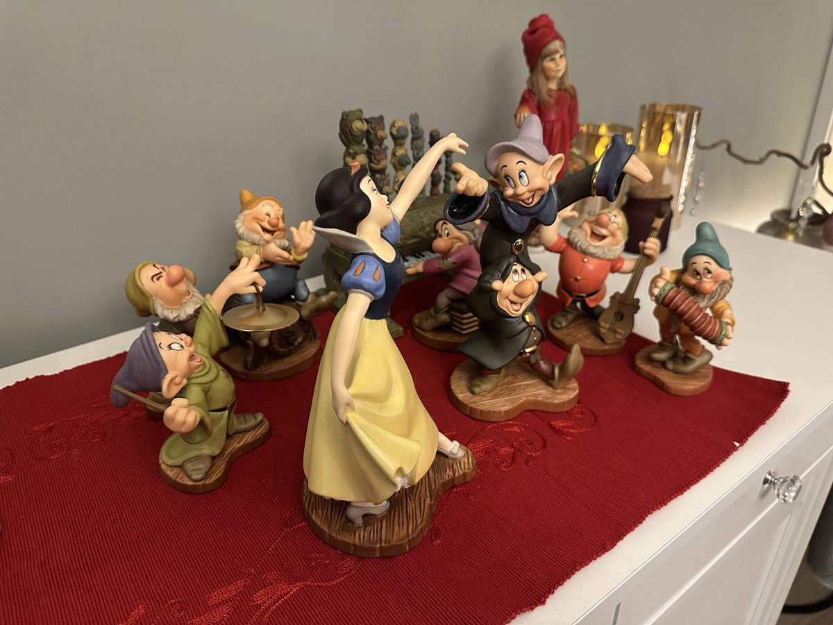SuperGeir's tweet photo. Gjengen er samla, og noen nye venner er kommet til, deriblant Timmi Gresshoppe, og et lite kor. Ganske klar for adventstida da. 🙂 #Disney #Christmas #wdcc https://t.co/DNgbiuZMD6