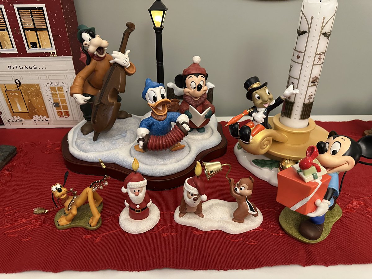 SuperGeir's tweet photo. Gjengen er samla, og noen nye venner er kommet til, deriblant Timmi Gresshoppe, og et lite kor. Ganske klar for adventstida da. 🙂 #Disney #Christmas #wdcc https://t.co/DNgbiuZMD6
