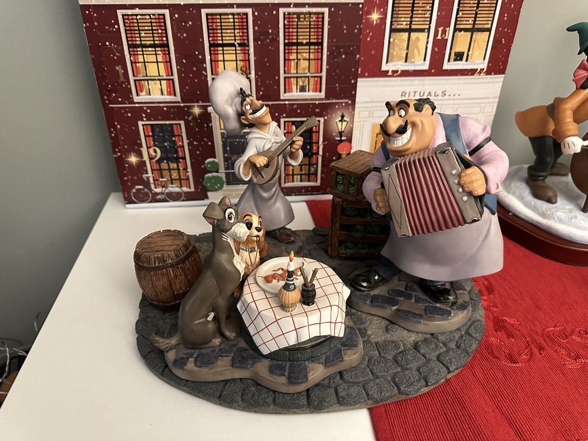 SuperGeir's tweet photo. Gjengen er samla, og noen nye venner er kommet til, deriblant Timmi Gresshoppe, og et lite kor. Ganske klar for adventstida da. 🙂 #Disney #Christmas #wdcc https://t.co/DNgbiuZMD6