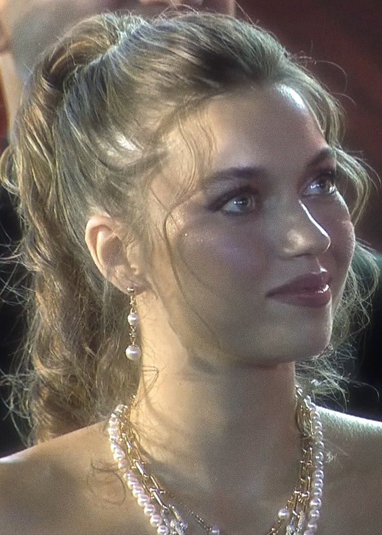 kimi cüzdanında taşır
kimi çekmecesinde
ben kalbime astım