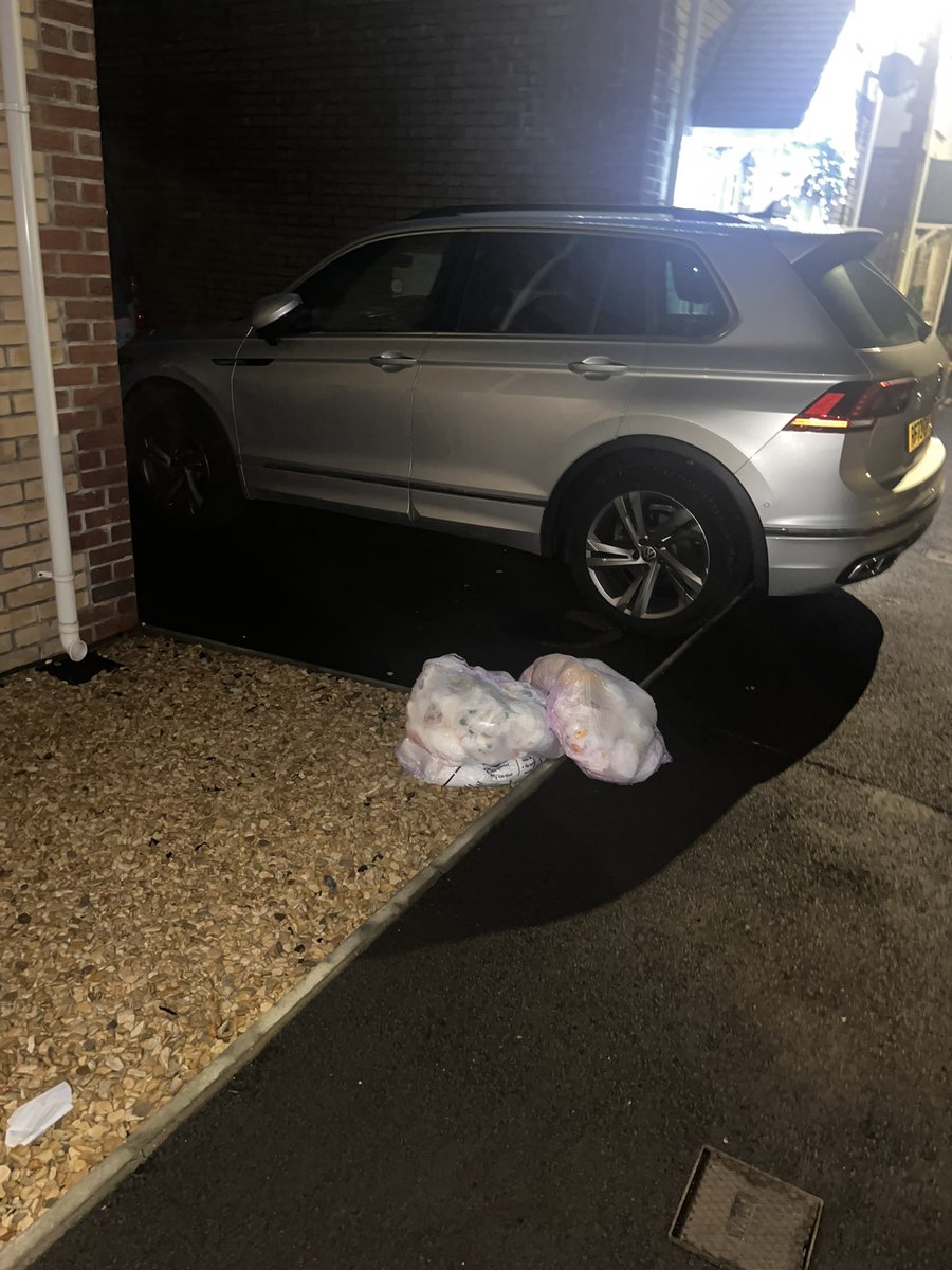 bowendavie5's tweet photo. @BridgendCBC are shocking. Nappies been put out every week for the last 4 weeks and you never collect? Keep on saying put them out on the Monday and still no collection. https://t.co/4p38bq6hws