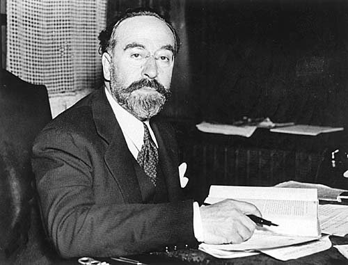 Decía Fernando de los Ríos: “el socialismo es, ante todo, un movimiento moral”.
Nos enfrentamos a fuerzas que desprecian la moral como un síntoma de debilidad. Que propagan “el sálvese quien pueda” y rechazan la fuerza de lo público. (Pedro Sánchez)