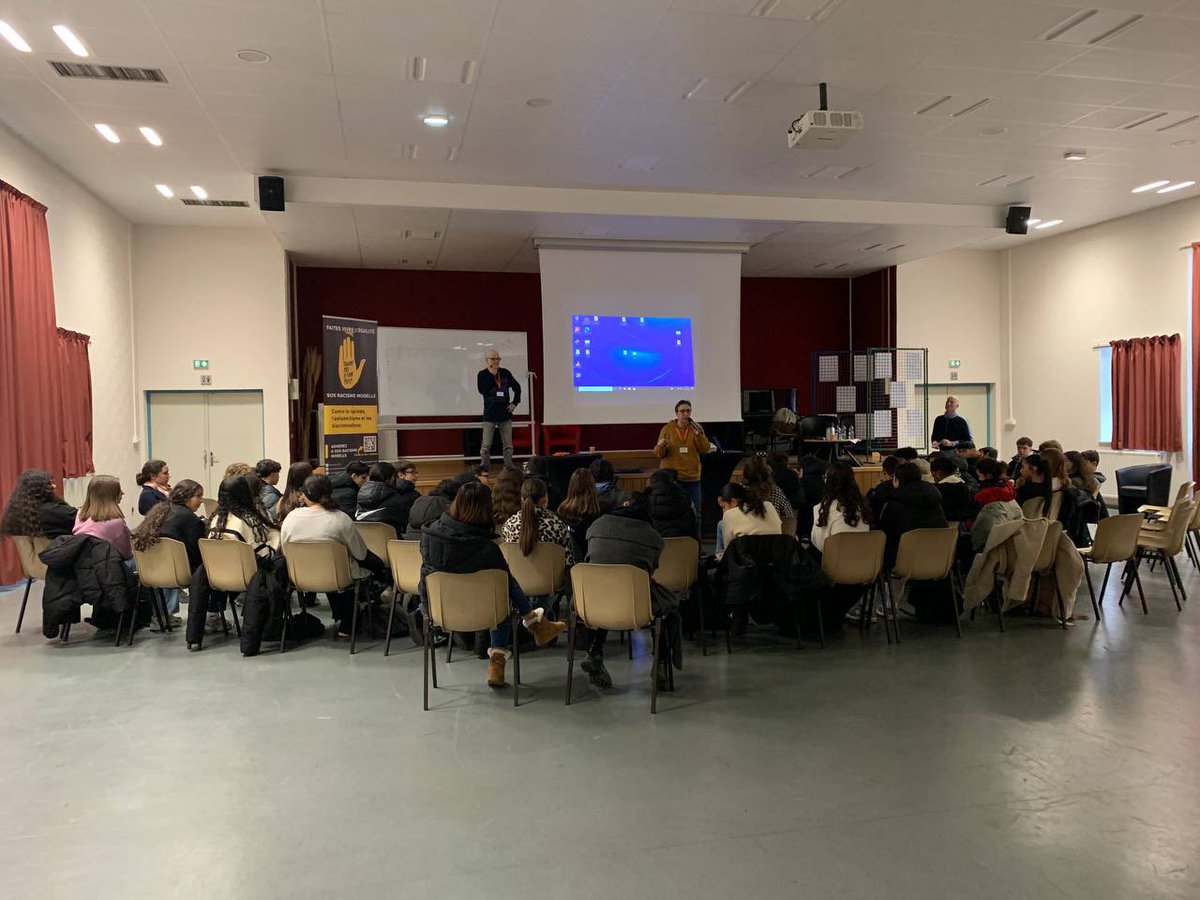 SOS_racisme57's tweet photo. 🎒📚 Intervention au Collège Julie Daubié à Rombas. 
Un moment d’échange avec les élèves sur les valeurs du respect, de l'égalité et de la fraternité, afin de construire un environnement scolaire inclusif &amp; bienveillant, et un avenir SANS HAINE. https://t.co/DNPcXgY60V