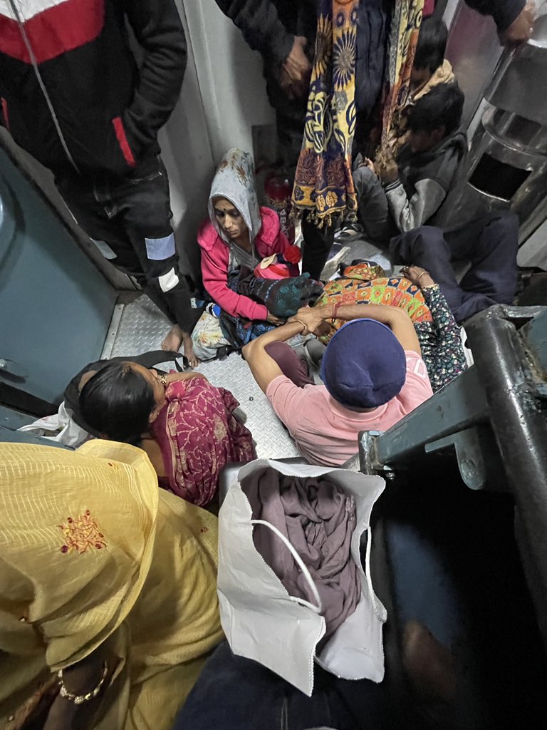raosurjeetsingh's tweet image. This is the condition of Reservation Coaches in Indian Railway trains Jaisalmer to Sabarmati BG!
How 30-40 Vande Bharat make india proud??
@RailMinIndia @RailwaySeva @AshwiniVaishnaw @NWRailways