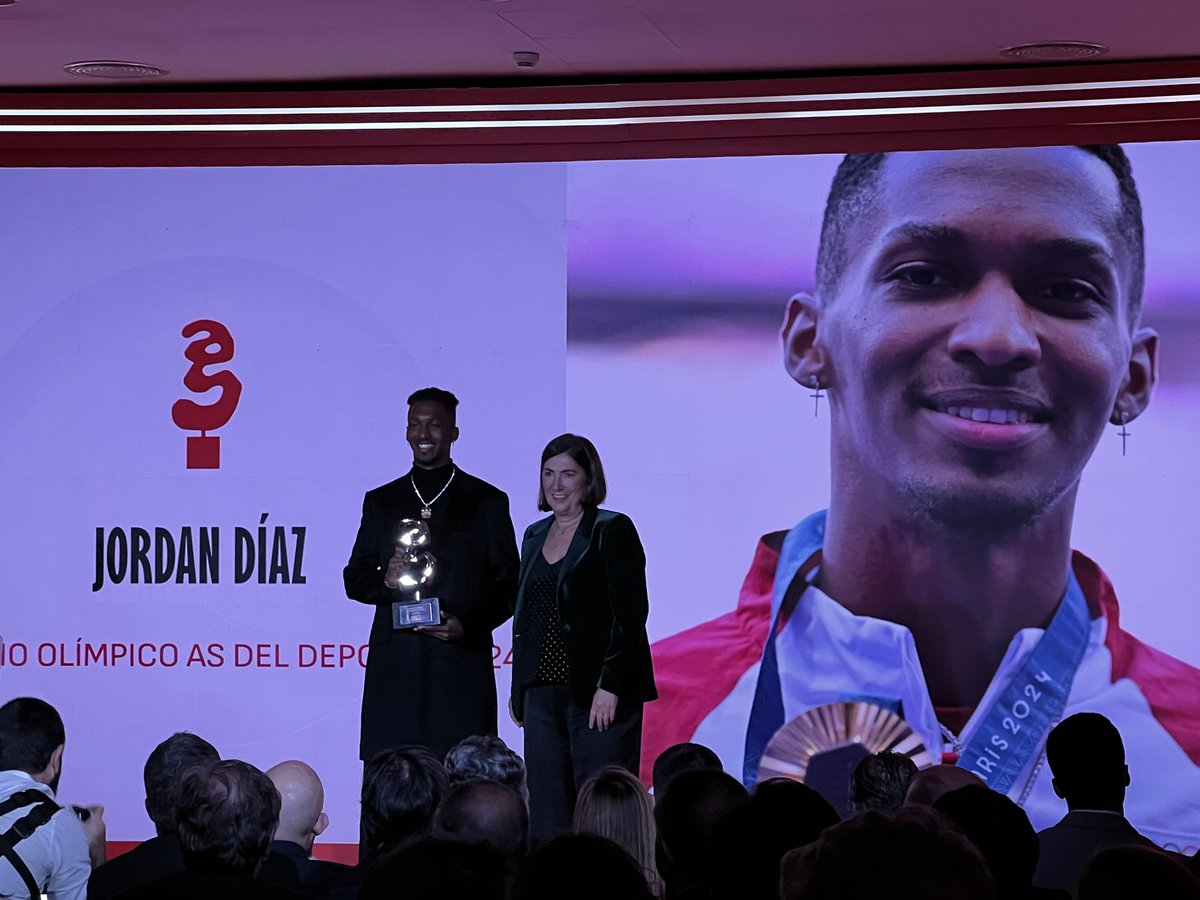 PRISA's tweet photo. El atleta @diaz_fortun recibe un Premio Olímpico AS del Deporte 2024.

👉 Hace entrega del galardón Marisol Casado, miembro del COI

#PremiosAS2024 https://t.co/2HINLTQOvf