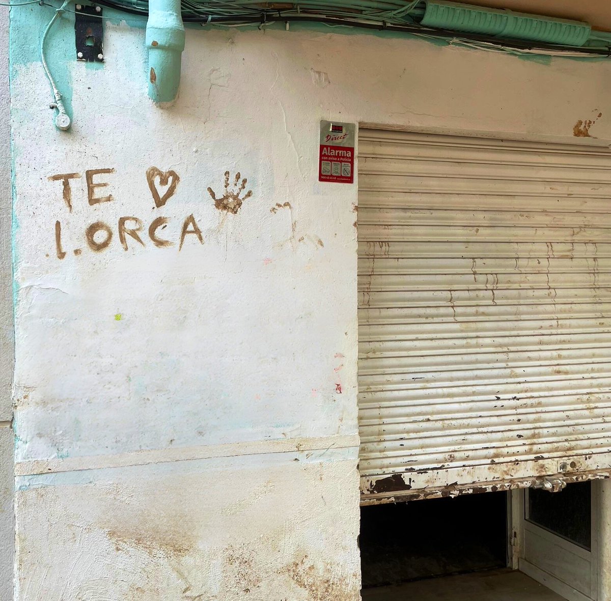 112Lorca's tweet image. Que bonito encontrarse esto en Massanassa. La satisfacción de poder colaborar en las tareas de rehabilitación, no es nada frente al cariño que recibimos. Saben que en su momento también lo pasamos mal, y vernos allí aporta un poquito de esperanza.