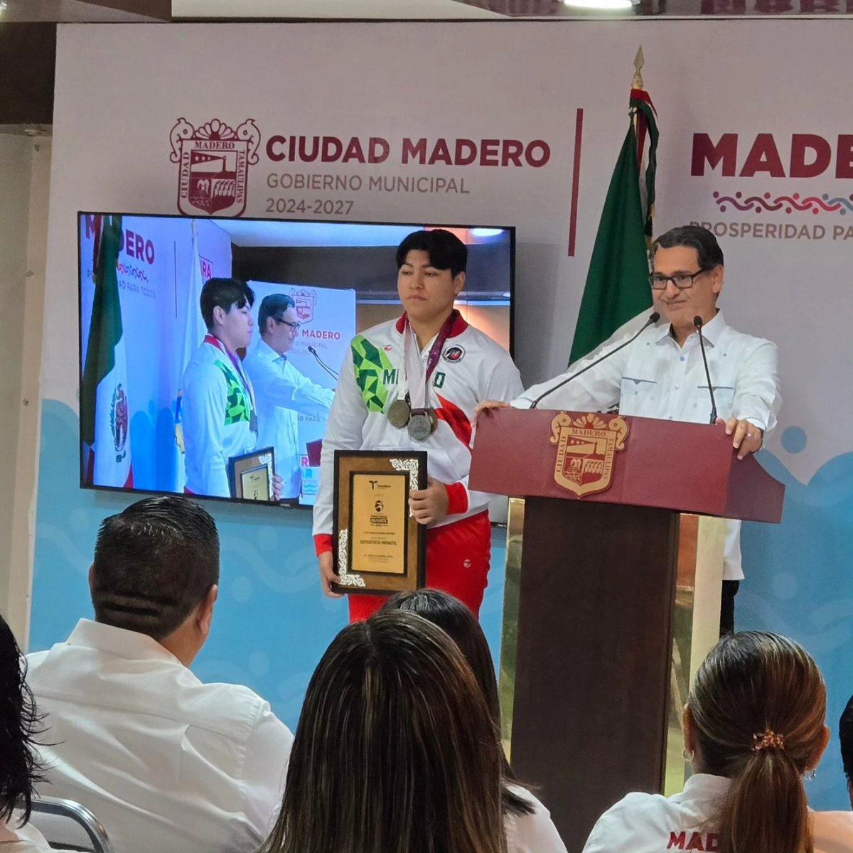 AzaelPortillo's tweet photo. Esta mañana acompañamos al Presidente Municipal, C.P Erasmo González Robledo , en su conferencia mañanera, donde destacó el trabajo que está realizando junto a su cabildo por el desarrollo de Cd. Madero. 💪🌟

@erasmoglz https://t.co/gAwoY13160