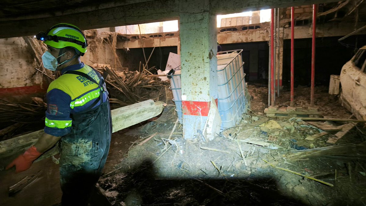 112Lorca's tweet image. Que bonito encontrarse esto en Massanassa. La satisfacción de poder colaborar en las tareas de rehabilitación, no es nada frente al cariño que recibimos. Saben que en su momento también lo pasamos mal, y vernos allí aporta un poquito de esperanza.