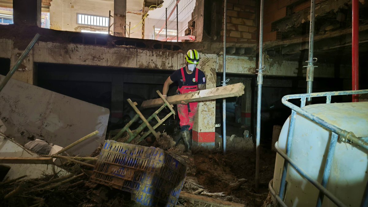 112Lorca's tweet image. Que bonito encontrarse esto en Massanassa. La satisfacción de poder colaborar en las tareas de rehabilitación, no es nada frente al cariño que recibimos. Saben que en su momento también lo pasamos mal, y vernos allí aporta un poquito de esperanza.