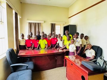 Byiringiro_Ug's tweet photo. Earlier today, I had a meaningful interaction with the prefectorial body of Nabbunga Fountain of Education P/S where the Guild President did his PLE. It was a fantastic moment of aspiration and inspiration.

The clue had no aspiring teacher, only lawyers, engineers and doctors 😂 https://t.co/hBuWoXVQNR