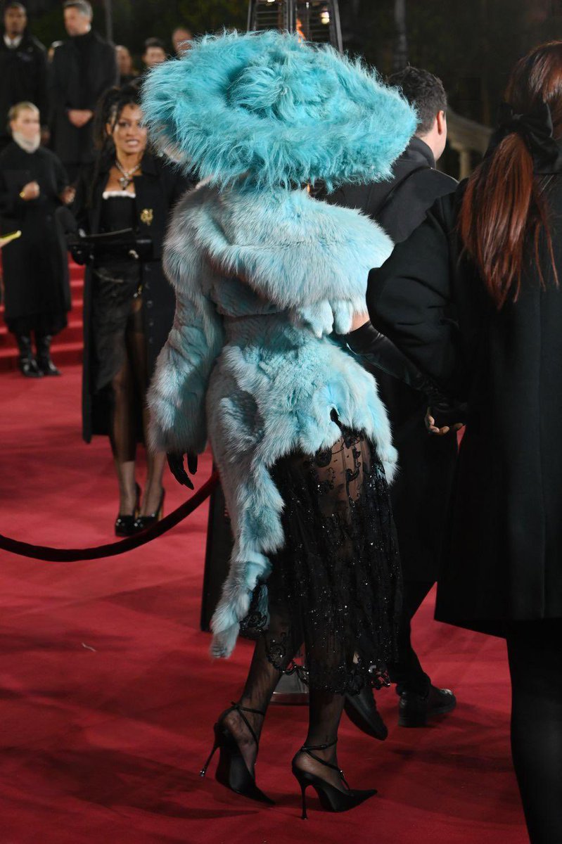 headnavy's tweet image. Rihanna’s outfit is everything 🥶