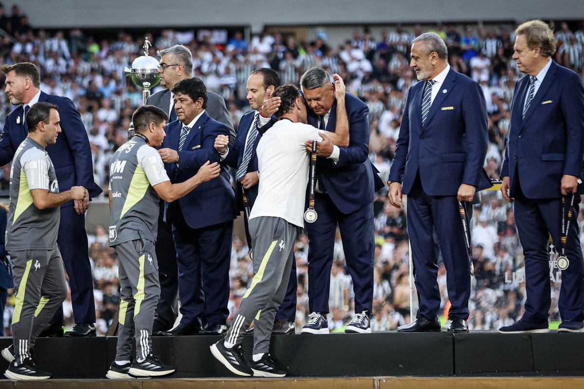 Eu não demitiria o Gabriel Milito. As derrotas nas finais da Copa do Brasil e da Copa Libertadores, somadas ao desempenho abaixo no Campeonato Brasileiro, são frustrantes e geram críticas válidas. É fundamental contextualizar: o treinador assumiu um elenco que não foi planejado